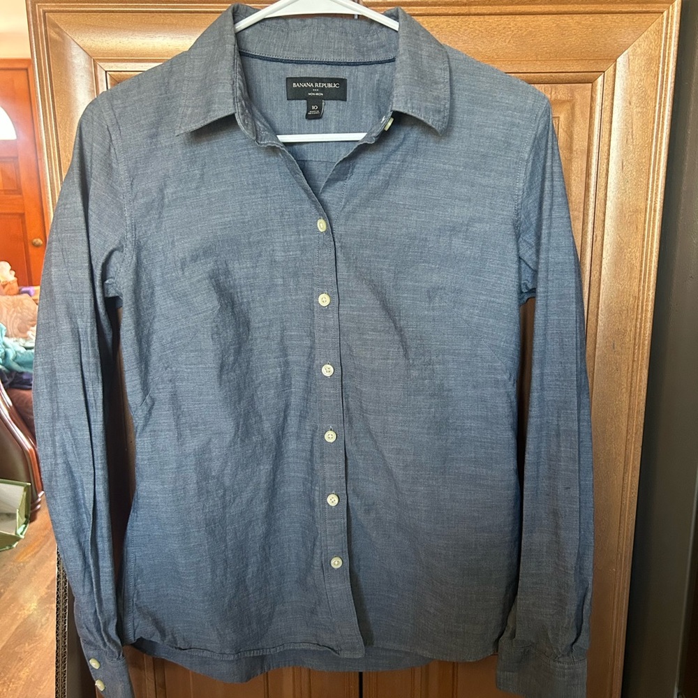 Banana Republic Women’s Slate Blue Long-Sleeve Button-Down Shirt